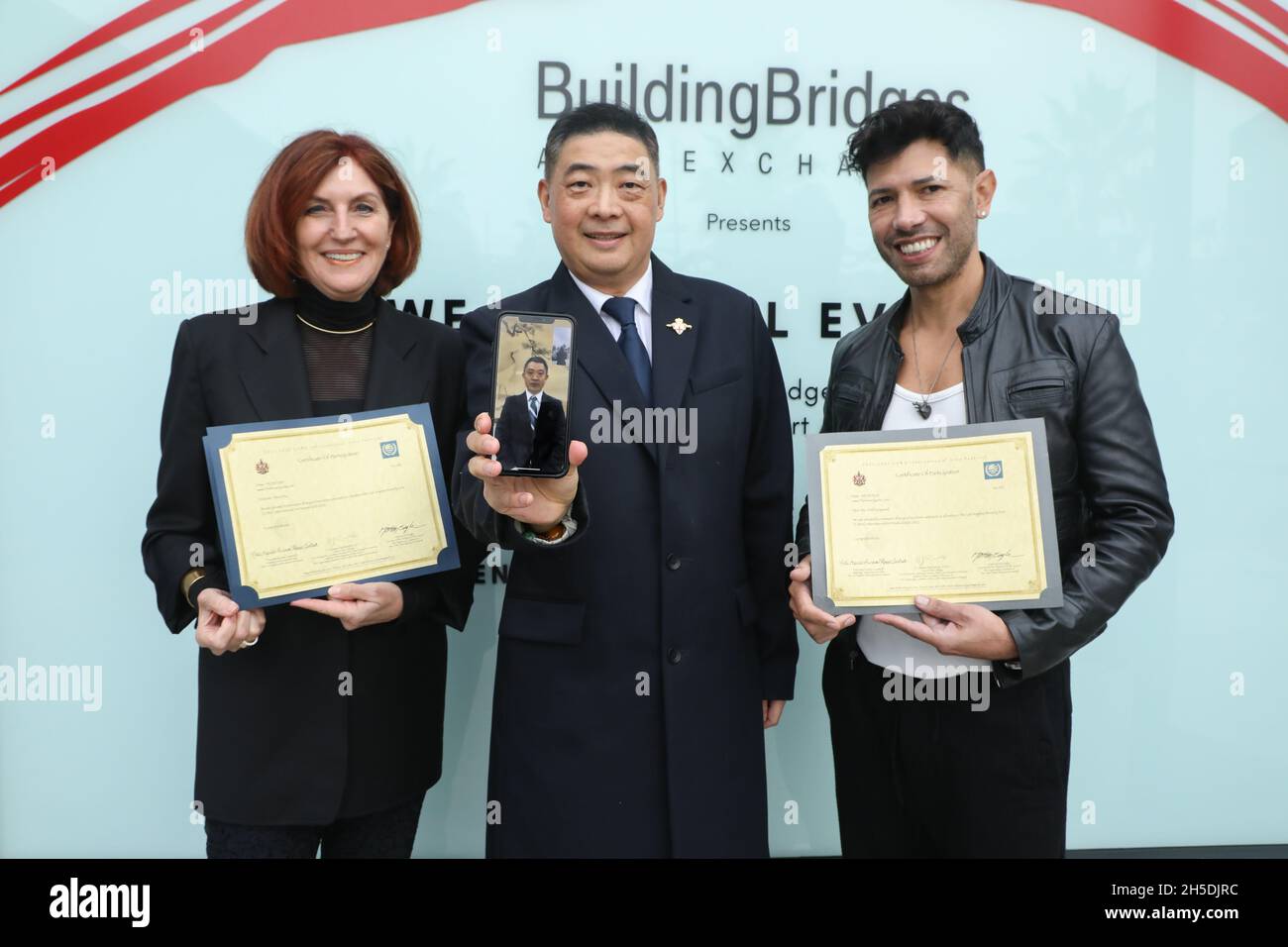 Santa Monica, Kalifornien, USA. November 2021. Die Künstlerin Petra Eiko, der Fernsehmoderator Joey Zhou mit dem Künstler Xinyong Wang per Videokonferenz und der Künstler Ariel Vargassal bei der Ausstellung „Wir entwickeln uns immer noch“, die von Peimbert Art and Building Bridges Art Exchange auf der Building Bridges Art Exchange in Santa Monica, Kalifornien, präsentiert wird. Kredit: Sheri Determan Stockfoto