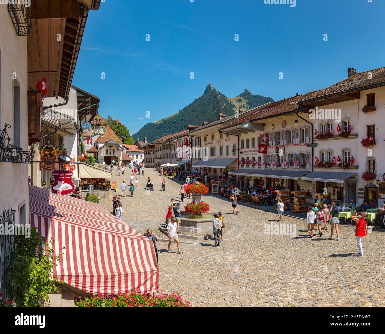 Die Hauptstraße Rue du Bourg *** Ortsüberschrift *** Gruyères, Kanton Freiburg, Schweiz, Stadt, Dorf, , Sommer, Berge, Hügel, Menschen, Stockfoto