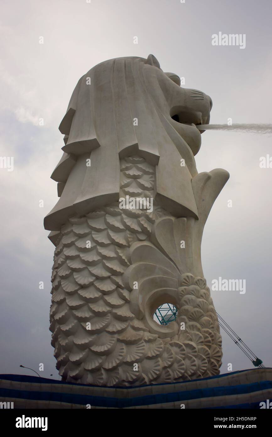 Nahaufnahme der merlion-Statue mit tiefem Winkel und blauem Himmel im Hintergrund. Fabelwesen als nationales Symbol von Singapur. Keine Personen. Stockfoto