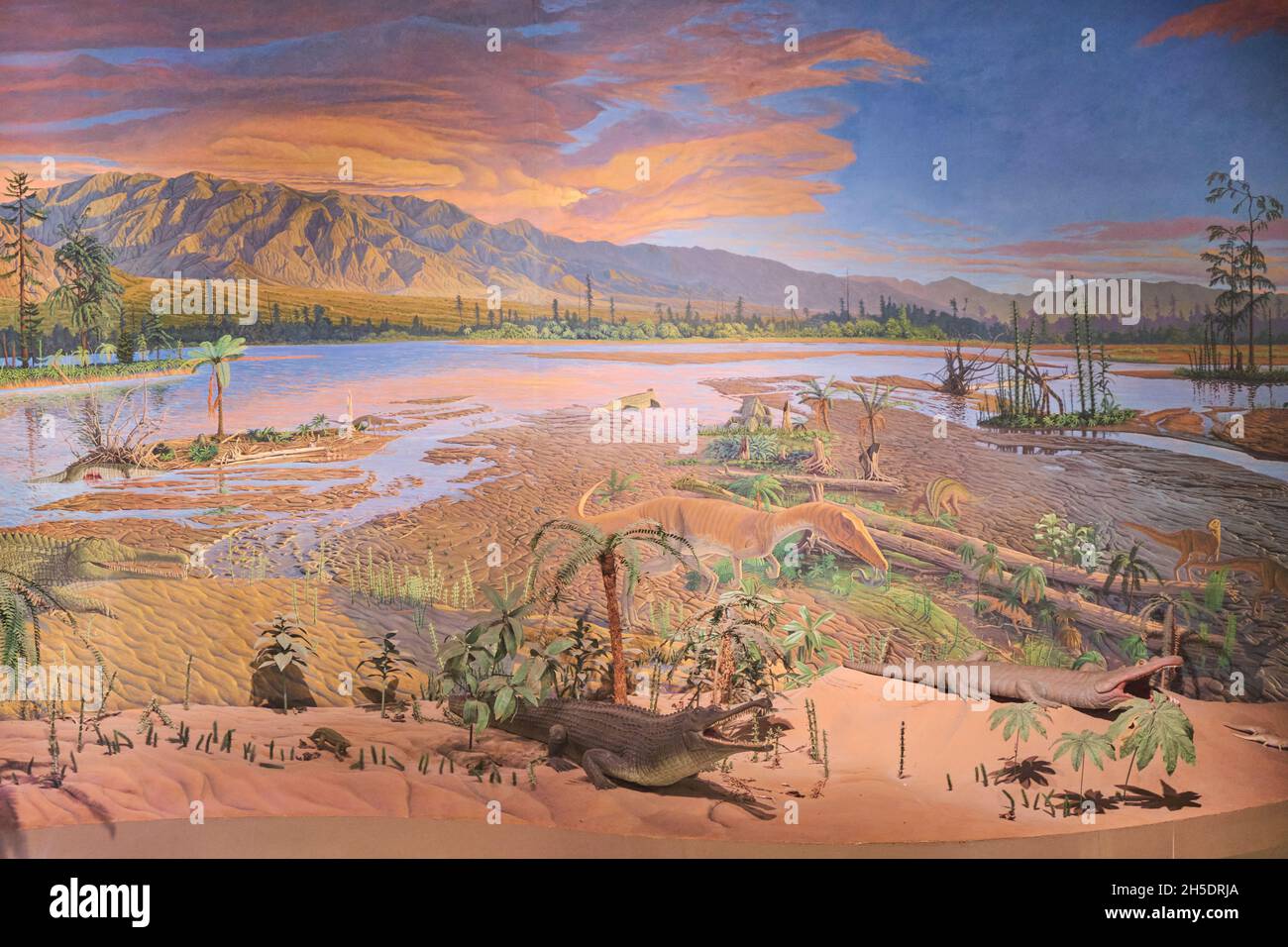 Ein Wandbild aus der Trias-Ära, Diorama mit Phytosaurs-Modellen. Im Dinosaur State Park in der Nähe von Hartford, Connecticut. Stockfoto
