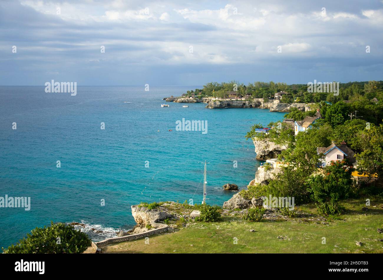 Malerische Aussicht auf Häuser auf der Klippe in der Nähe des Meeres in Jamaika Stockfoto