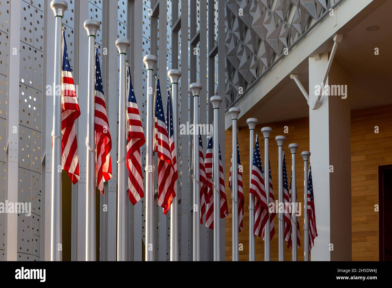 Reihe amerikanischer Nationalflaggen vor dem USA Pavilion auf der Expo 2020 Dubai. Stockfoto