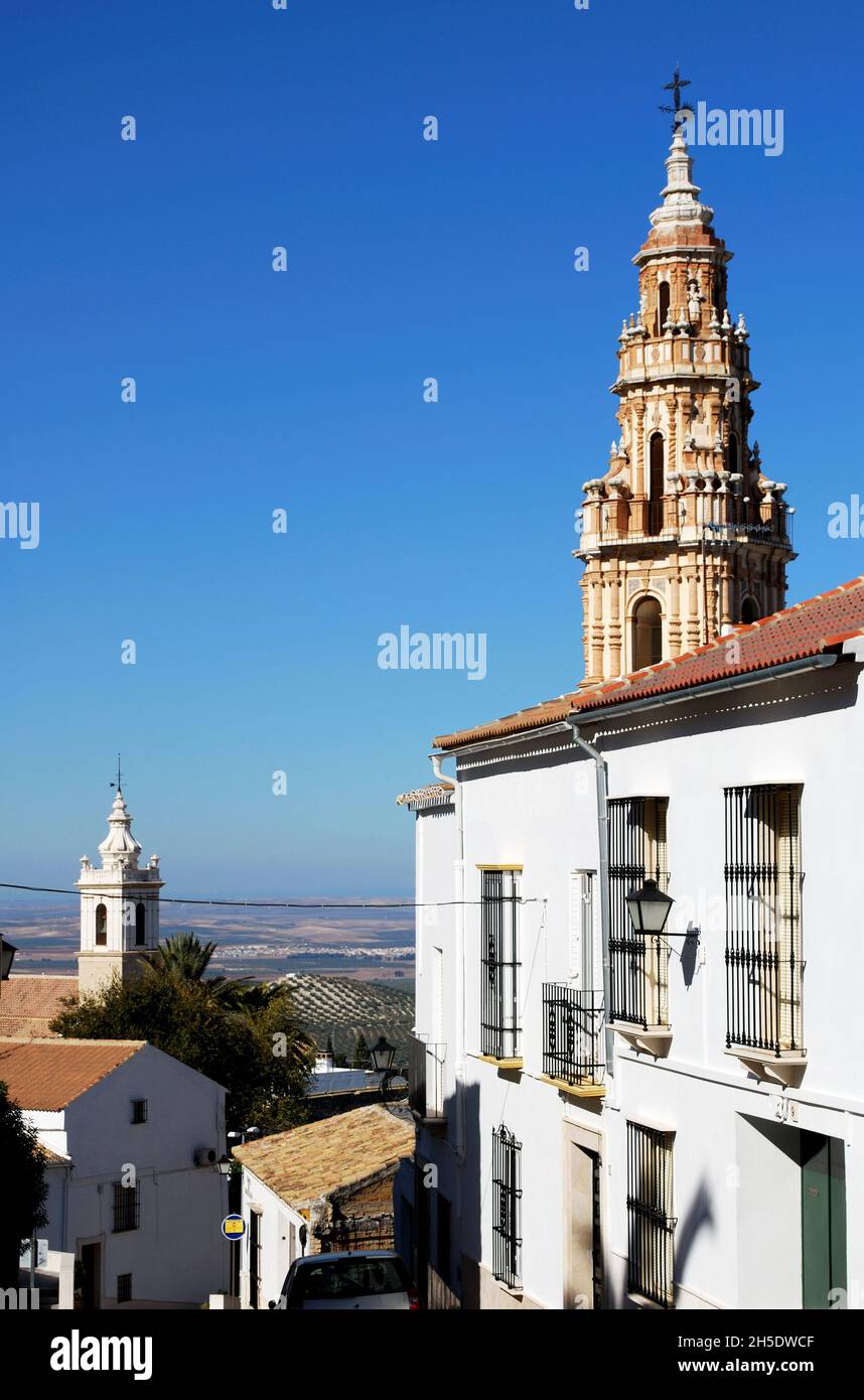 Blick auf den Victoria Turm und die Pfarrkirche San Sebastian mit Blick auf die Landschaft, EstEPA, Andalusien, Spanien. Stockfoto