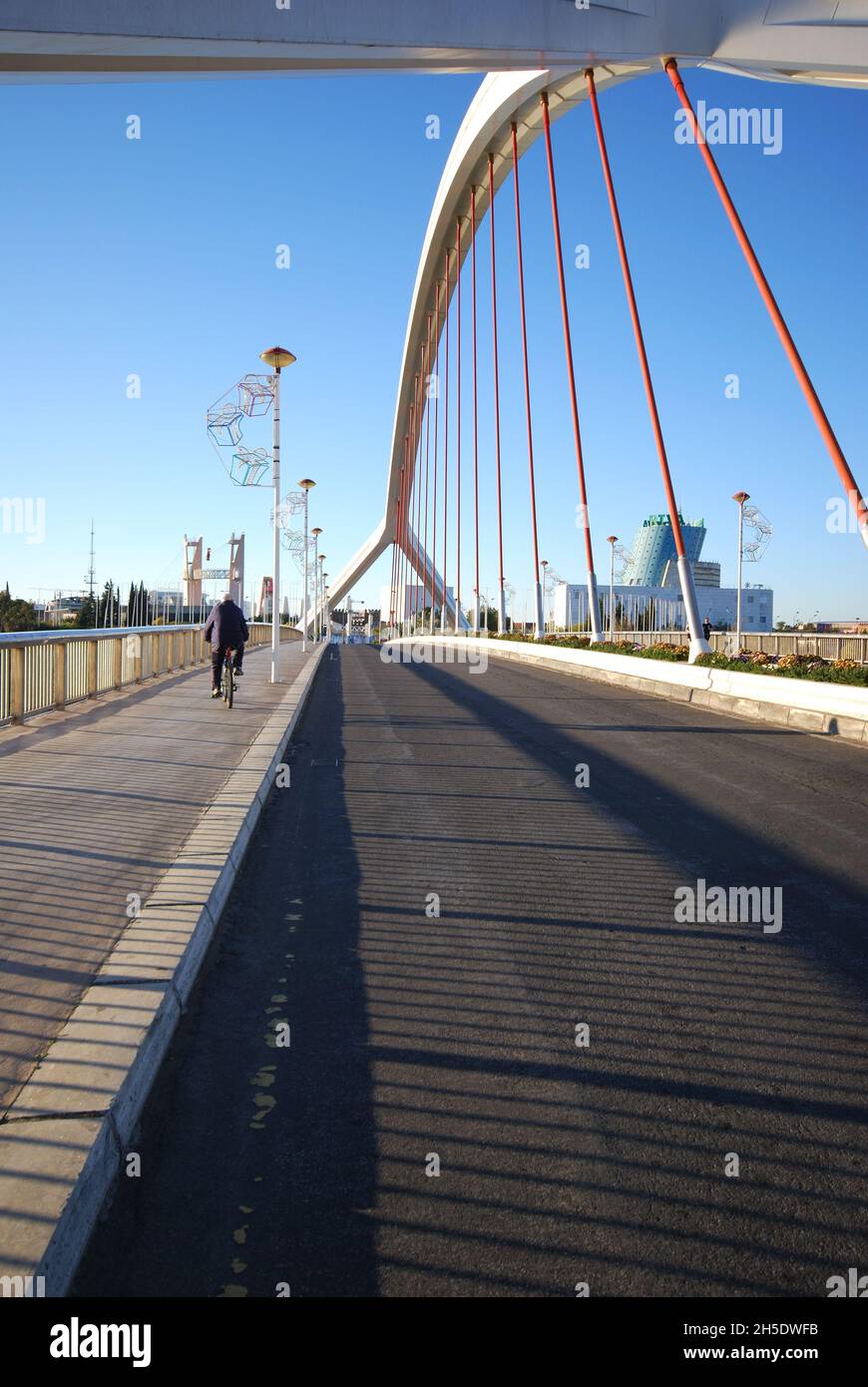 Blick auf die Barqueta-Brücke (Puente de la Barqueta), die den Guadalquivir-Fluss überquert, Sevilla, Spanien Stockfoto