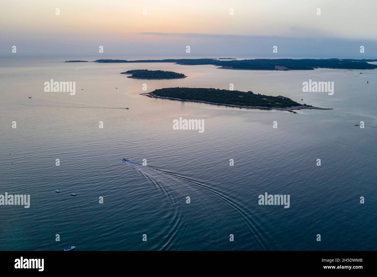 Eine Luftaufnahme der Brijuni-Inseln, im Vordergrund die Inseln Kotez und Sv. Jerolim in der Abenddämmerung, Istrien, Kroatien Stockfoto