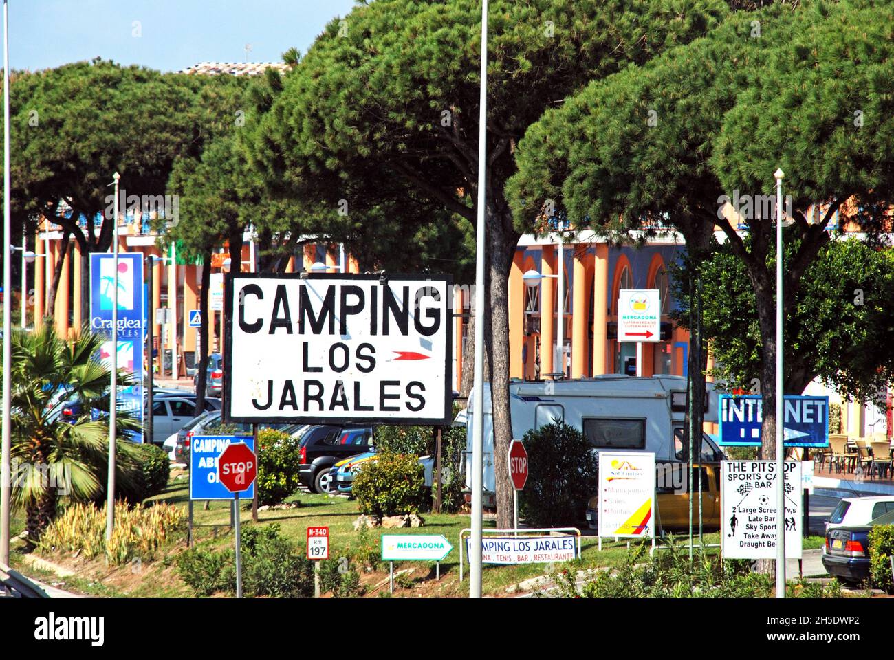 Eintritt zum Campingplatz Los Jarales und zu Geschäften, Calahonda, Spanien. Stockfoto