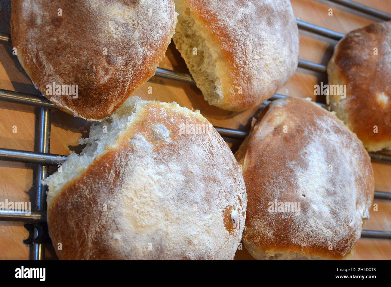 Frisch gekochte Brötchen in der Bäckerei Stockfoto