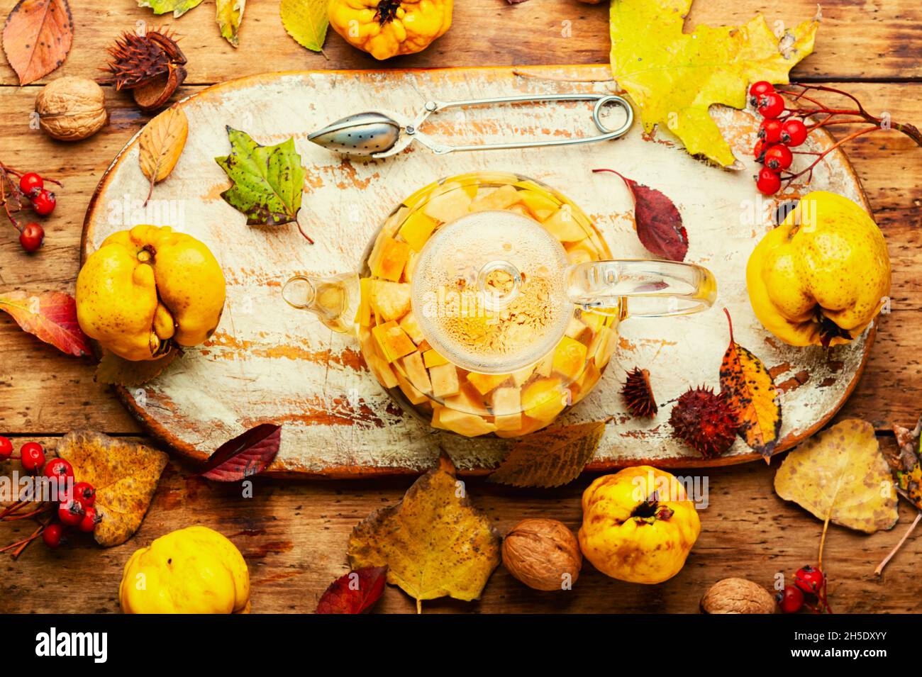 Köstlicher hausgemachter Tee. Tee aus Äpfeln und Quitte auf herbstlichem Hintergrund. Stockfoto