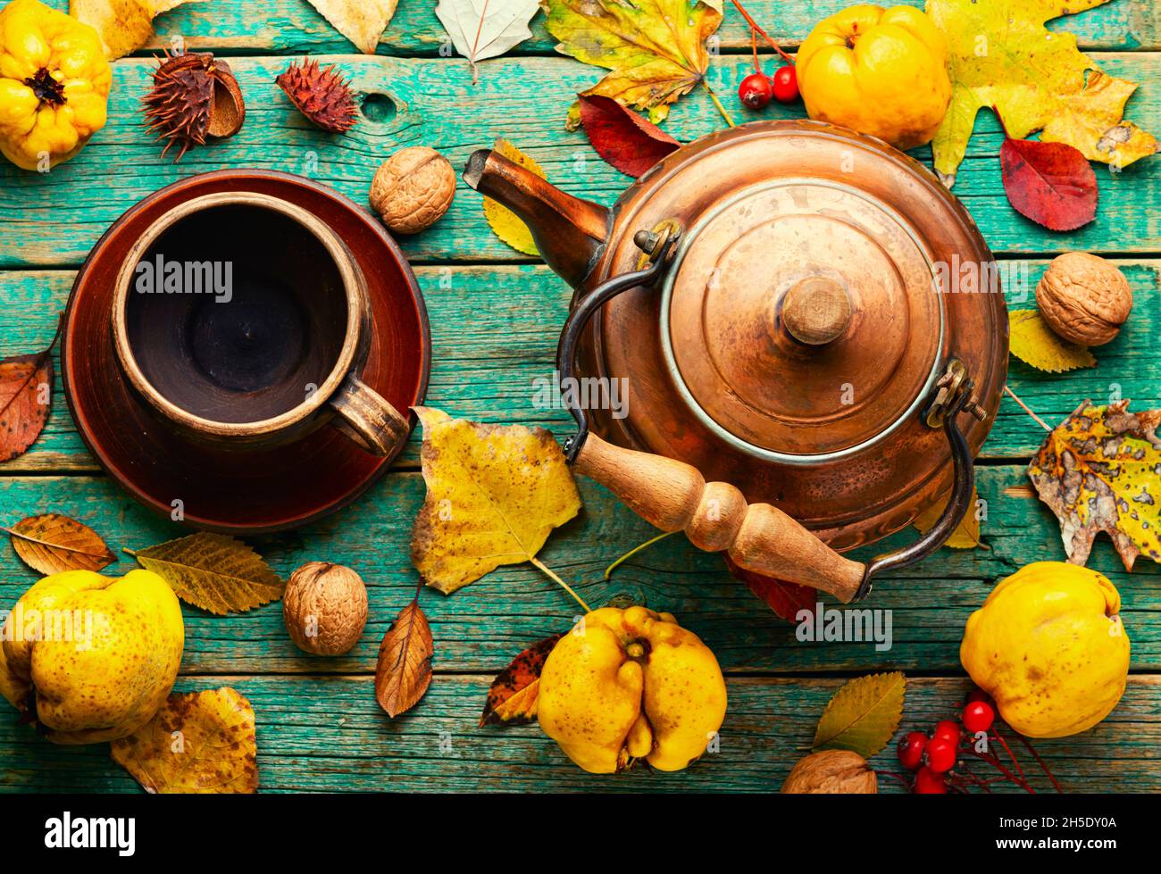 Köstlicher hausgemachter Tee. Tee aus Äpfeln und Quitte auf herbstlichem Hintergrund. Stockfoto