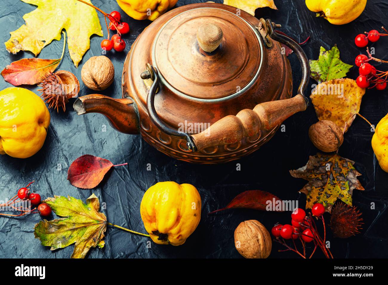 Hausgemachter Früchtetee aus Herbstquitte.Heißer Apfeltee-Drink Stockfoto