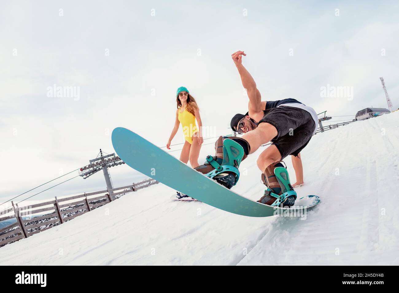 Junge Snowboarder haben Spaß im Skigebiet. Konzept für Winterferien Stockfoto
