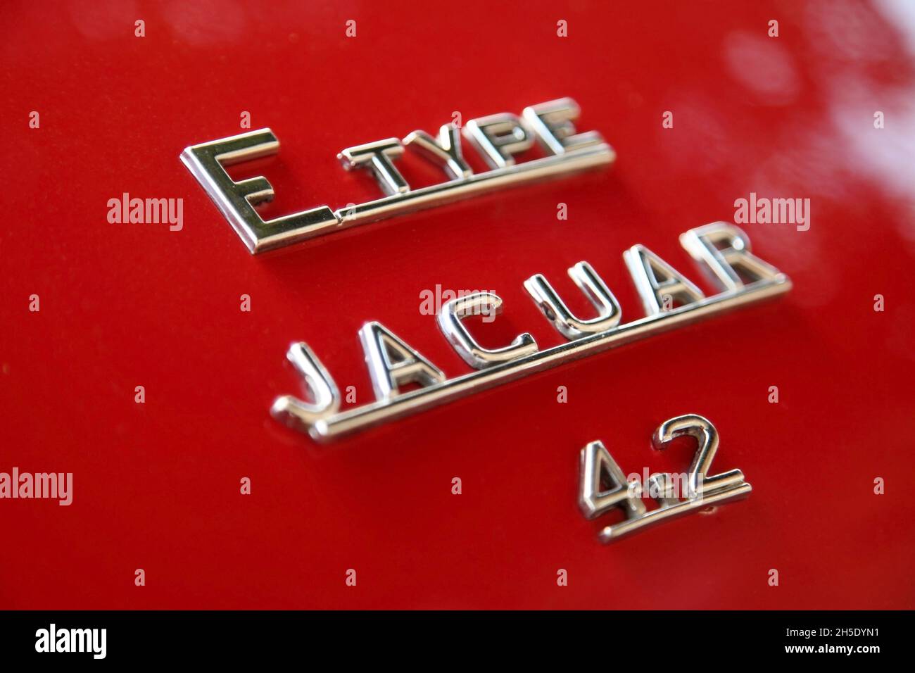 Bootlid-Abzeichen des roten Jaguar E-TYPE. Stockfoto