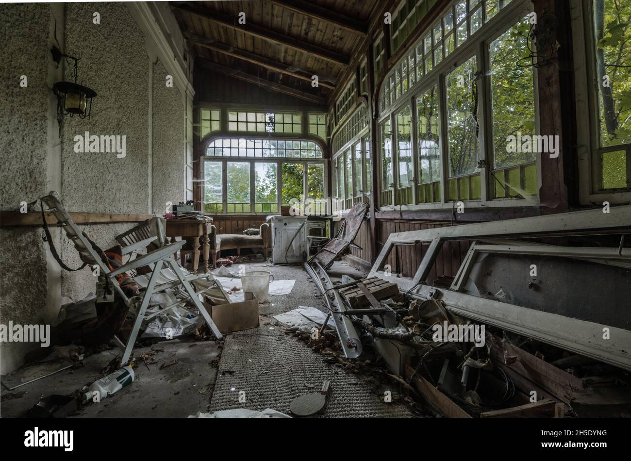 Verlassene alte Wintergarten im Haus Stockfoto