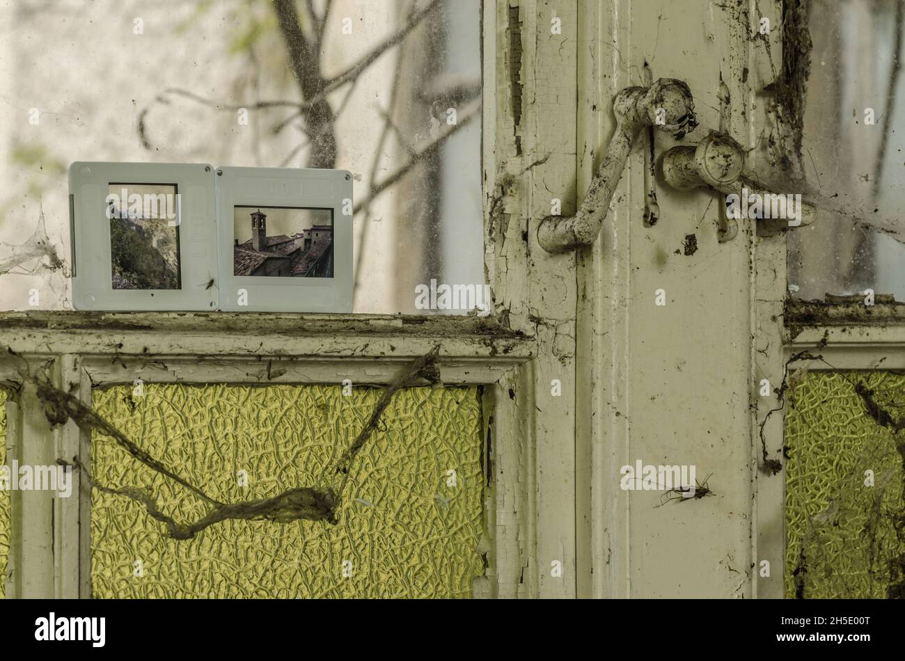 Zwei Dia-Bilder auf einem Fenster im alten Haus Stockfoto