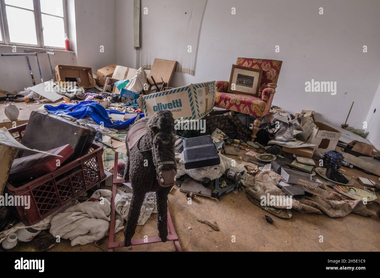 Zimmer und viele Objekte im alten Haus Stockfoto