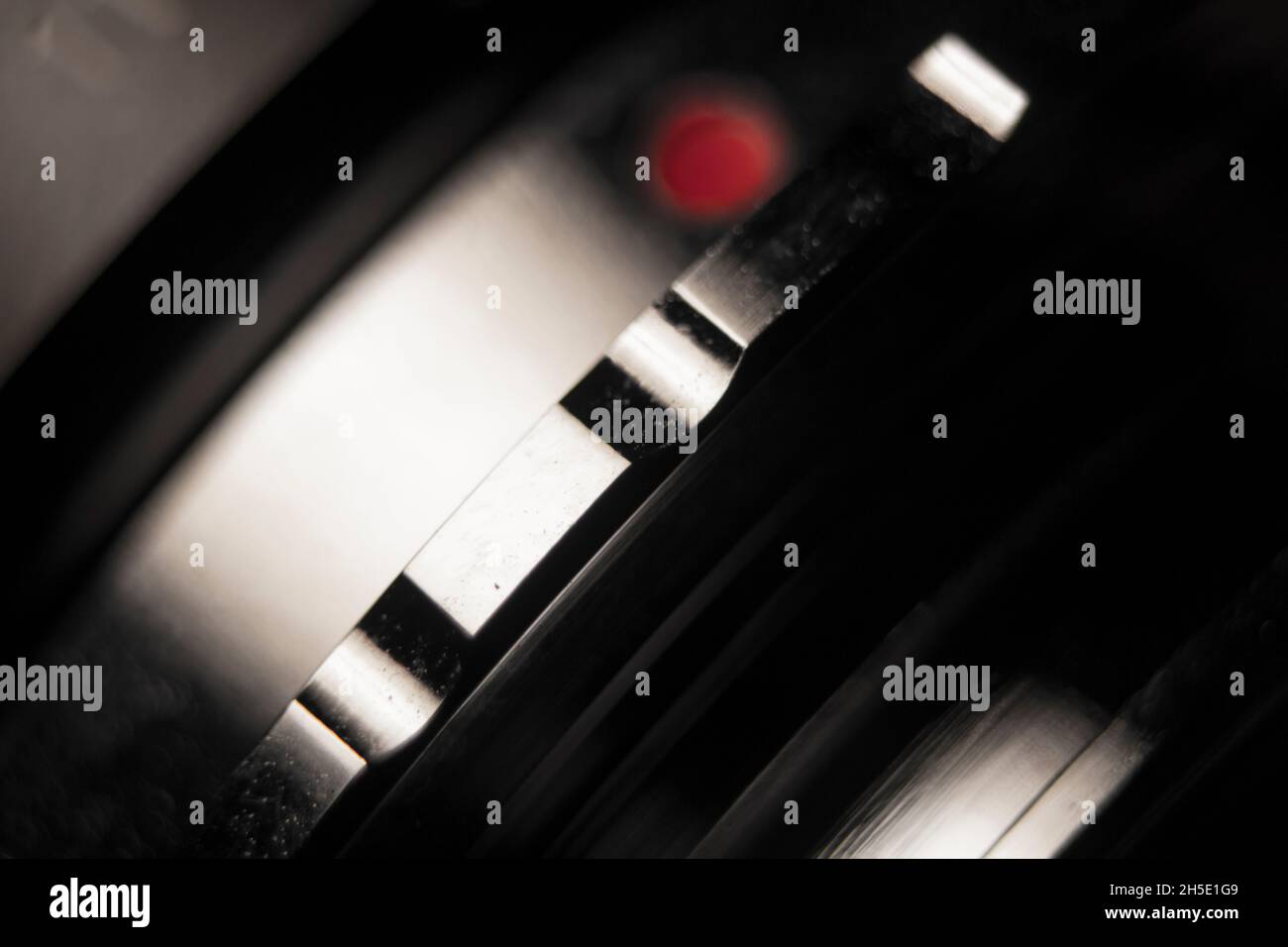Makroaufnahme des Detailreichtum eines Adapters für ein Vollformatobjektiv der Vintage-Kamera auf eine digitale Spiegelreflexkamera. Stockfoto