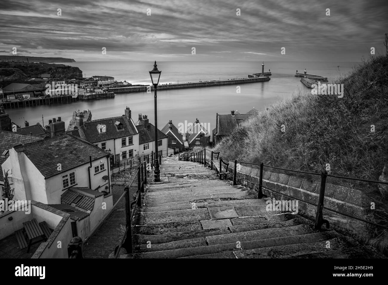 199 Schritte auf Whitbys West Shoreline mit Blick auf den historischen Hafen. Stockfoto