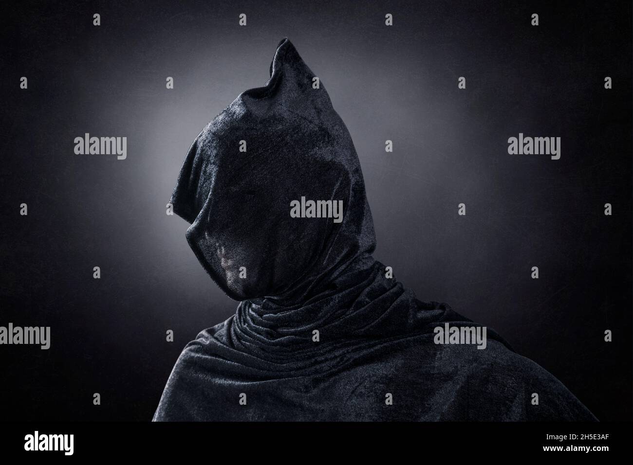Gruselige Figur über dunklem nebligen Hintergrund Stockfoto