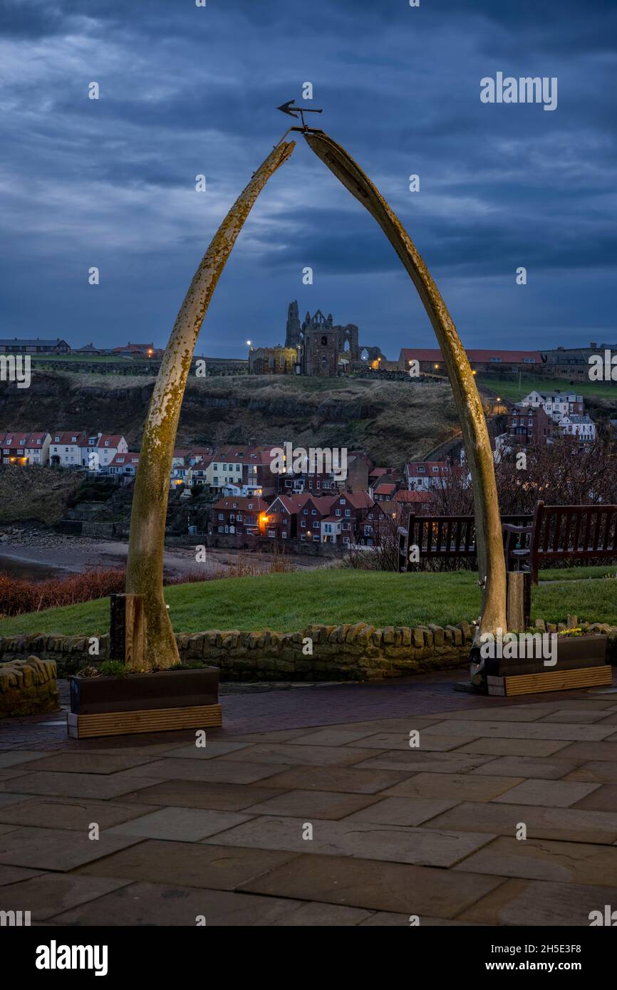 Der Whitby Whale Bone Arch erinnert an die Geschichte des Walfangs der Stadt, die 1853 errichtet wurde. Stockfoto