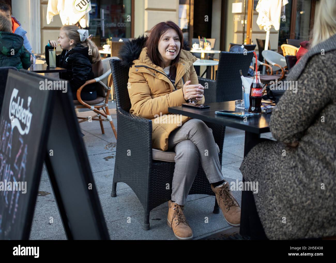 Belgrad, Serbien 31. Okt 2021: Sitzende Frau in einem der Outdoor-Cafés in der Gospodska-Straße in Zemun Stockfoto