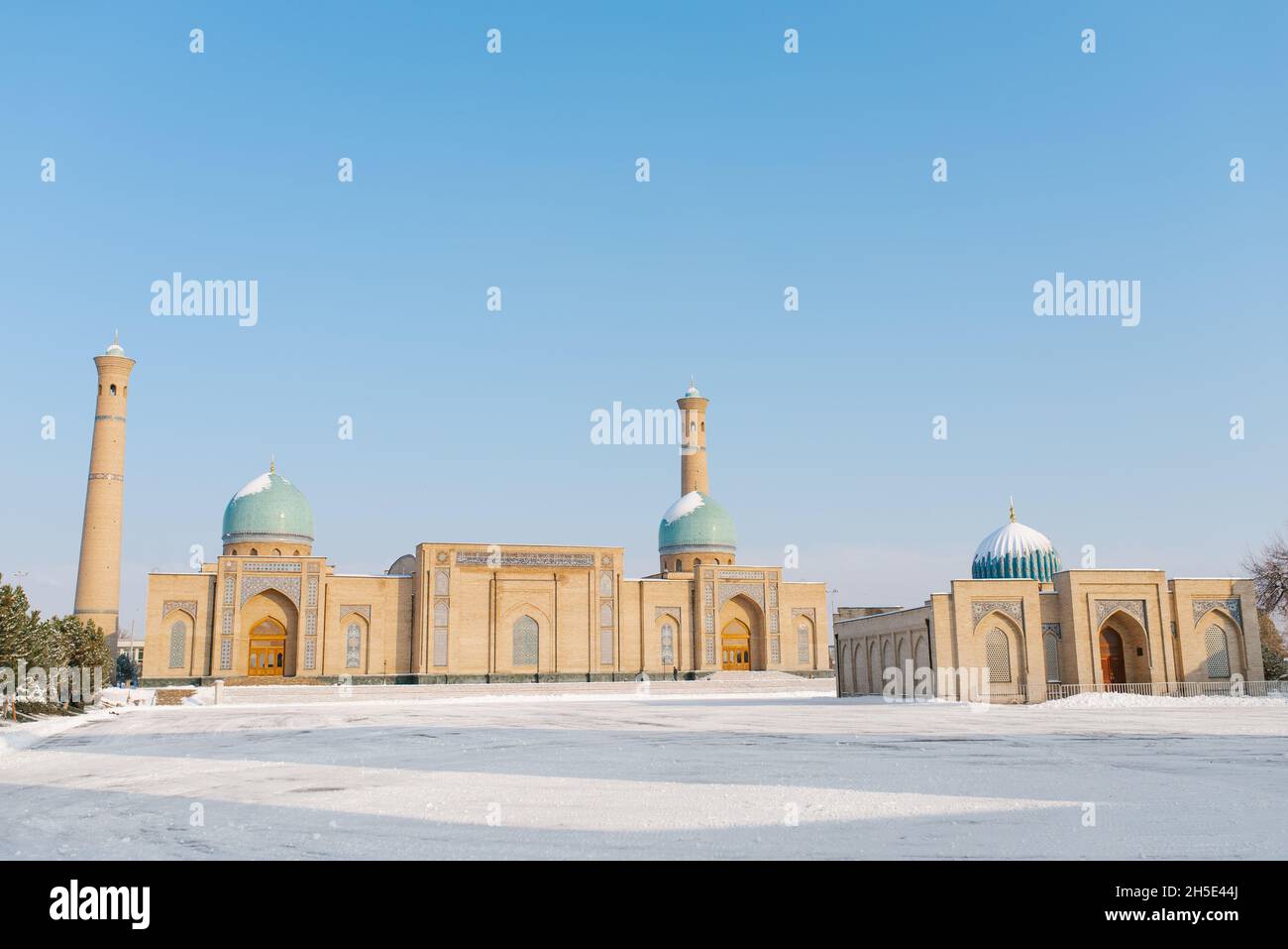 Taschkent, Usbekistan. Dezember 2020. Altstadt im Winter. Hazrati Imam Moschee und Muyi Muborak Madrasah Stockfoto