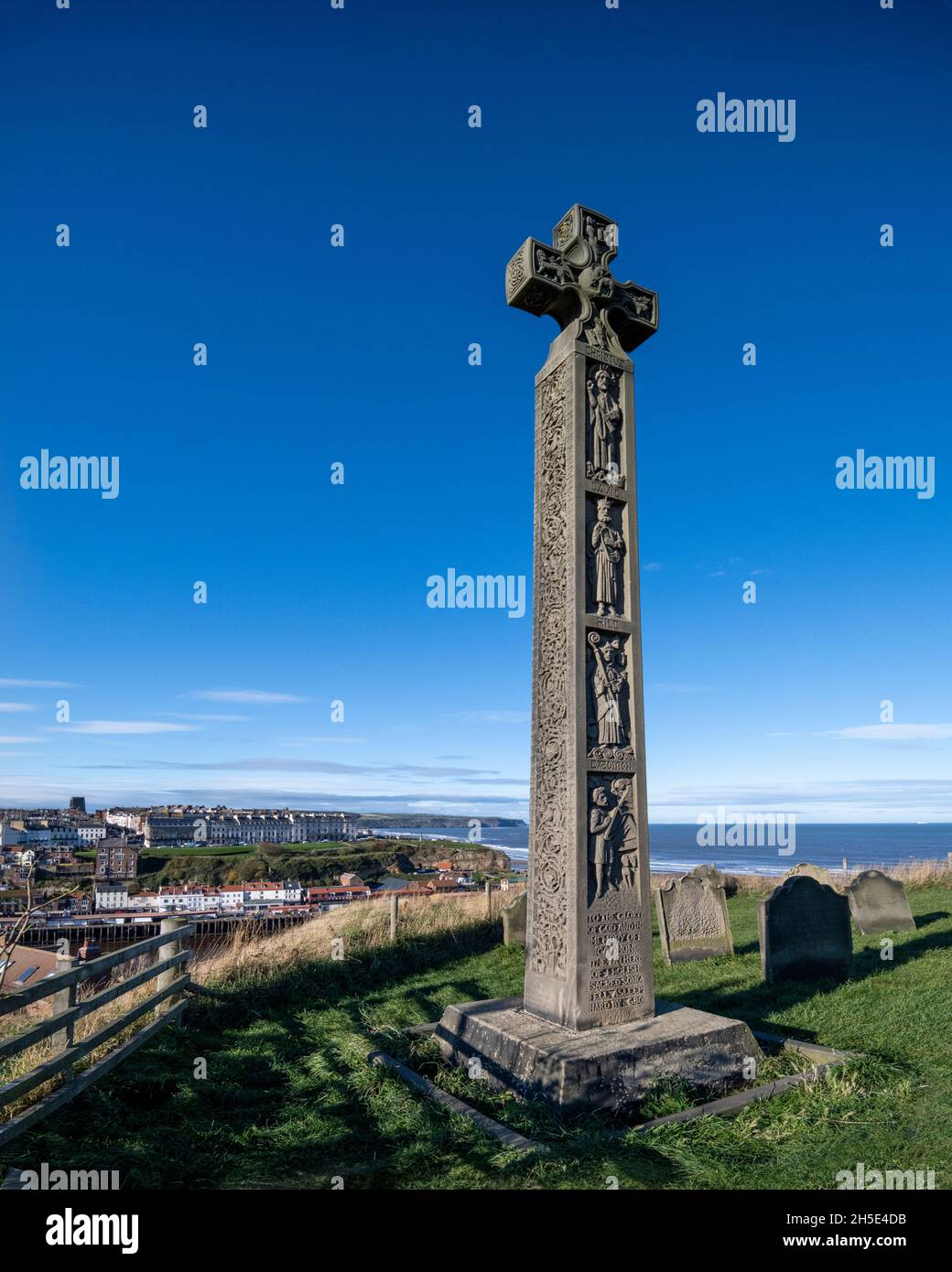 Das keltische Kreuz mit Blick auf Whitby befindet sich auf dem Friedhof der Saint Mary's Church. Stockfoto