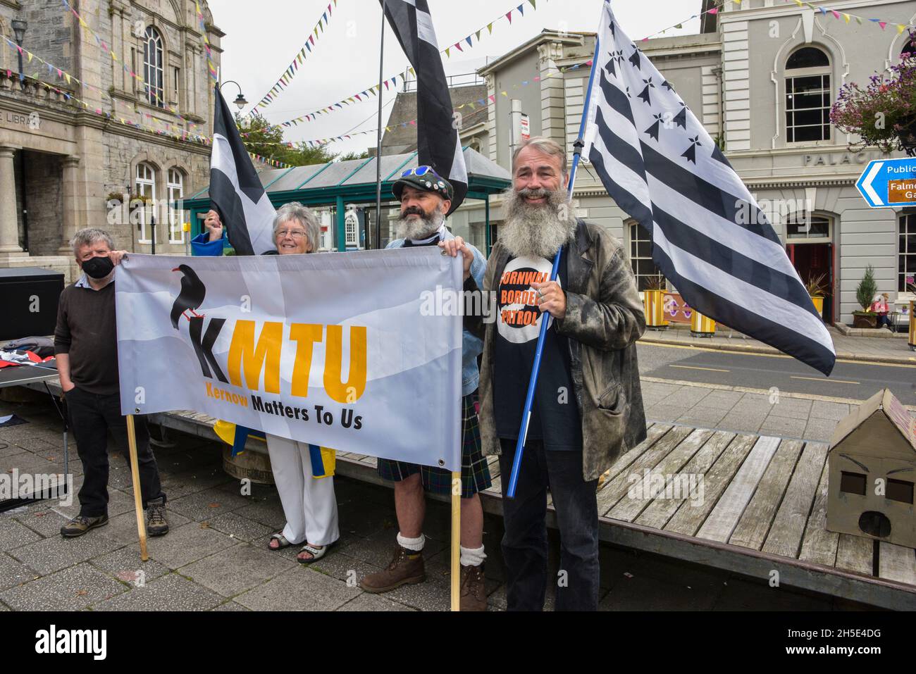 Mitglieder der Kampagnengruppe KMTU Kernow sind uns wichtig, die in Falmouth gegen den Mangel an bezahlbarem Wohnraum in Cornwall protestieren. Stockfoto