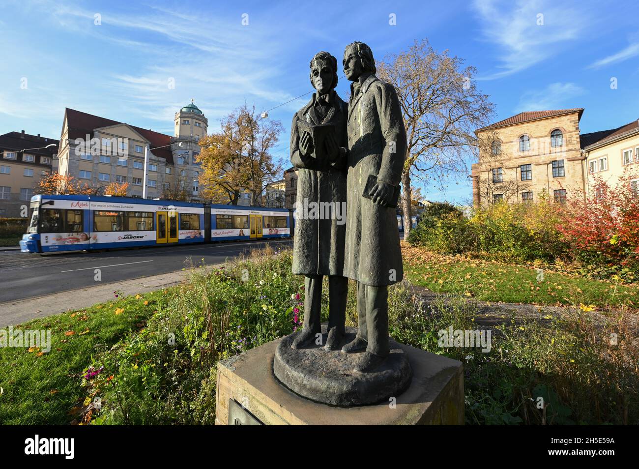 Kassel, Deutschland. November 2021. Das Denkmal für die Brüder Grimm steht auf dem Brothers Grimm Square. Der Hessische Steuerzahler-Verband präsentiert sein aktuelles Schwarzbuch 2021/2022 in Wiesbaden. Darin sind zahlreiche Beispiele für massive Geldverschwendung aufgeführt. Der Platz in der Nähe des Stadtzentrums soll wieder aufgebaut werden. Quelle: Uwe Zucchi/dpa/Alamy Live News Stockfoto