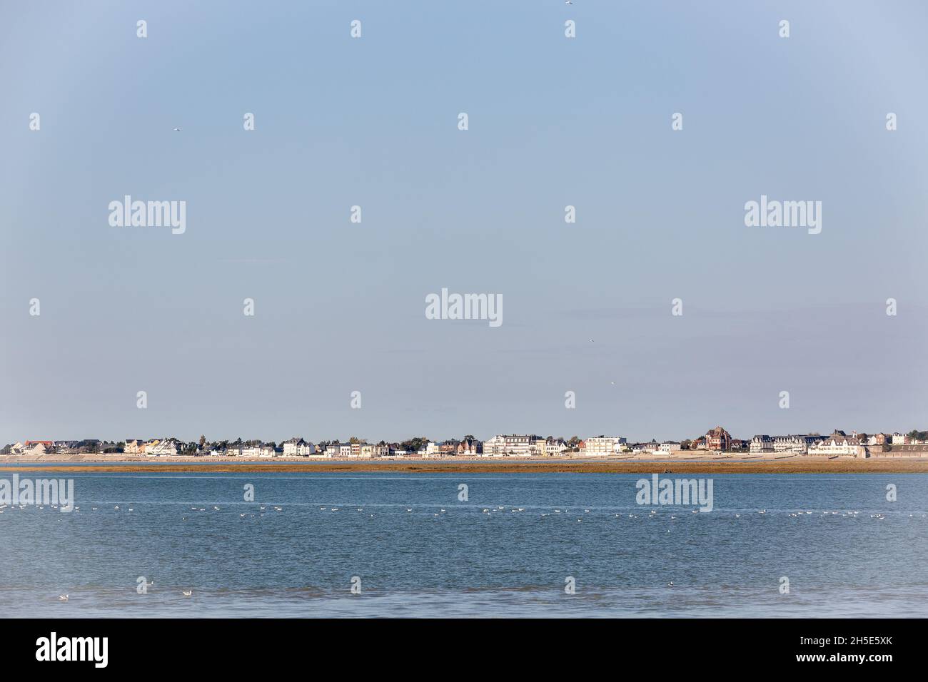 Die Stadt Le Crotoy von Saint-Valery aus gesehen über die Mündung der Bucht von Somme Stockfoto