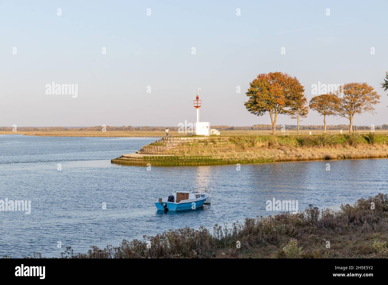 Rote Laterne an der Mündung der Somme in Saint-Valery. Fischerboot in den Hafen Stockfoto