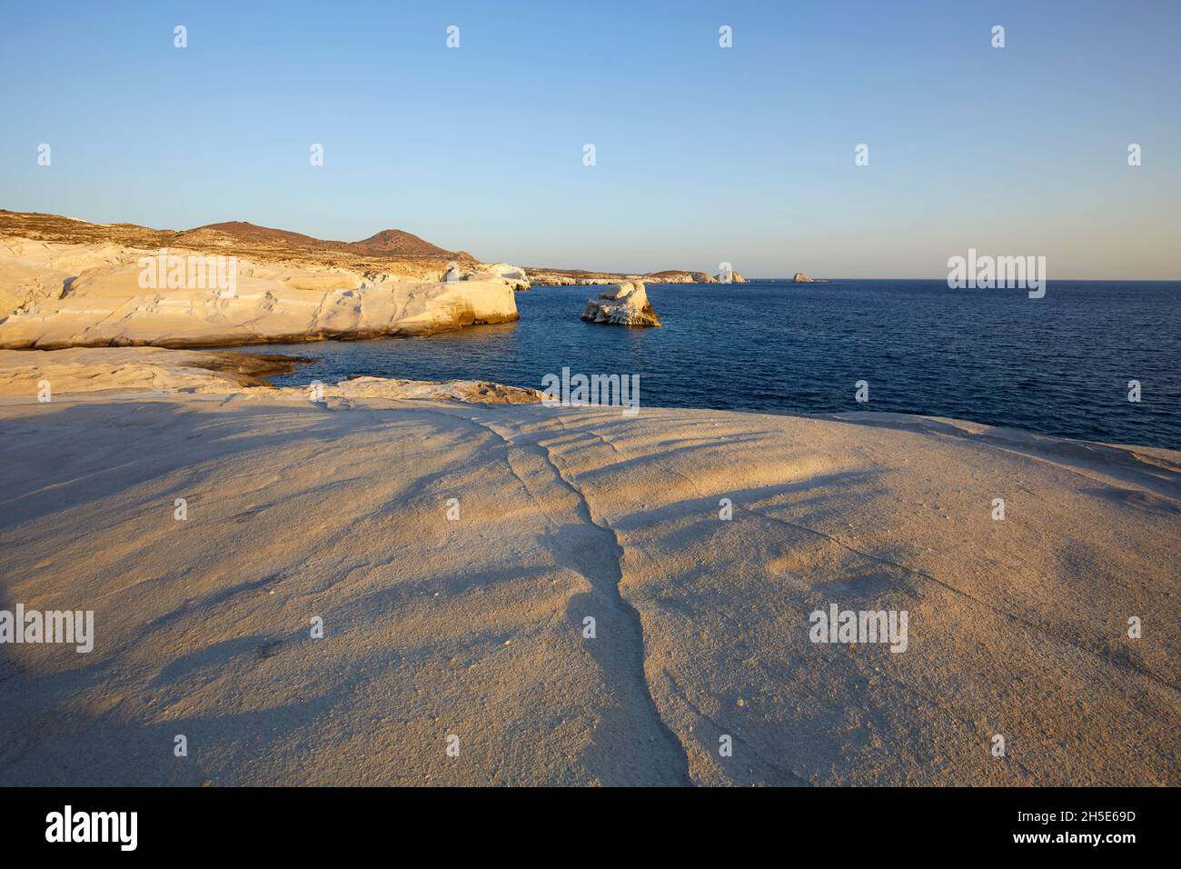 Die weißen Klippen von Sarakiniko Beach bei Sonnenaufgang, Milos, Griechenland Stockfoto