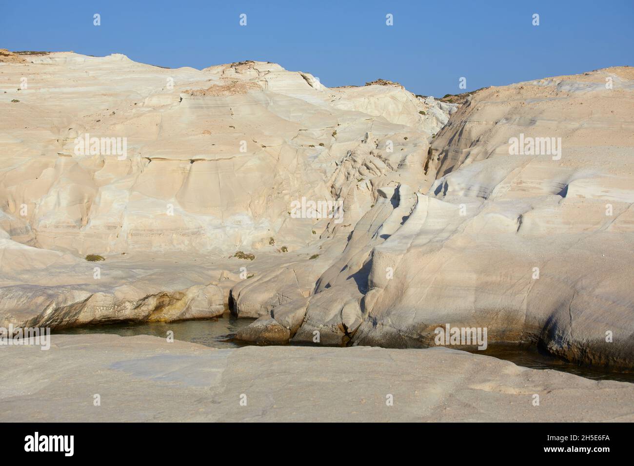Die weißen Klippen von Sarakiniko Beach, Milos, Griechenland Stockfoto