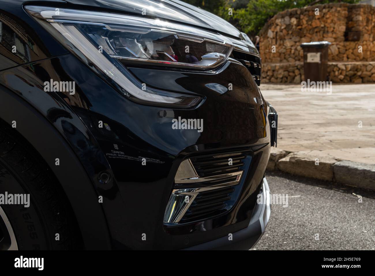Porreres, Spanien; 31 2021. oktober: Nahaufnahme eines schwarzen Renault Arkana Autos an einem sonnigen Tag Stockfoto