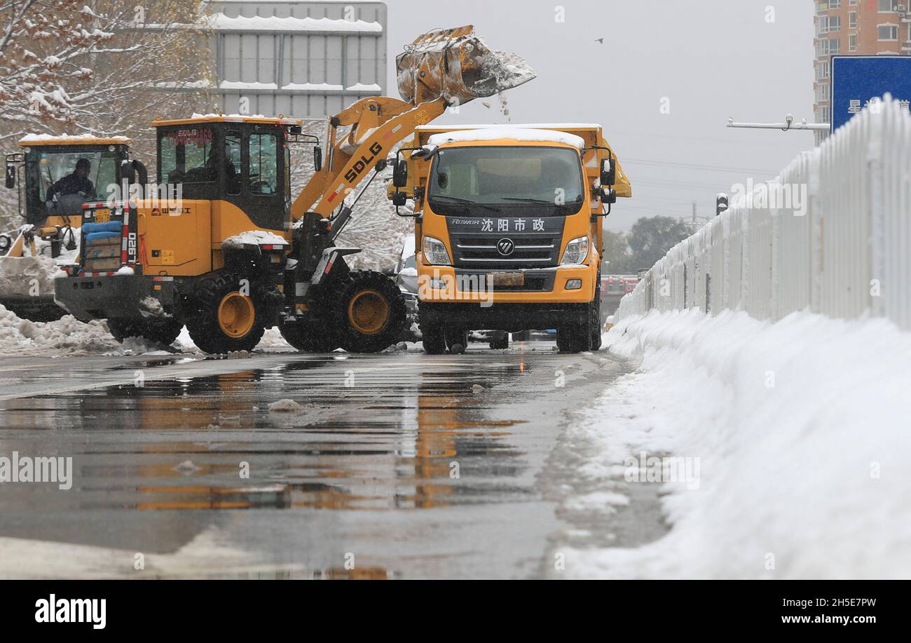 Shenyang, Chinas Provinz Liaoning. November 2021. Schneepflüge Schnee von der Straße im Bezirk Hunnan in Shenyang, nordöstlich der chinesischen Provinz Liaoning, 9. November 2021. Ein andauernder Schneesturm seit Sonntag hat in Shenyang Rekordschnee gebracht, den größten seit 1905, teilte die örtliche Meteorologische Behörde am Dienstag mit. Am Dienstag um 8 Uhr erreichte der durchschnittliche Schneefall in der Stadt 51 mm. Quelle: Yang Qing/Xinhua/Alamy Live News Stockfoto