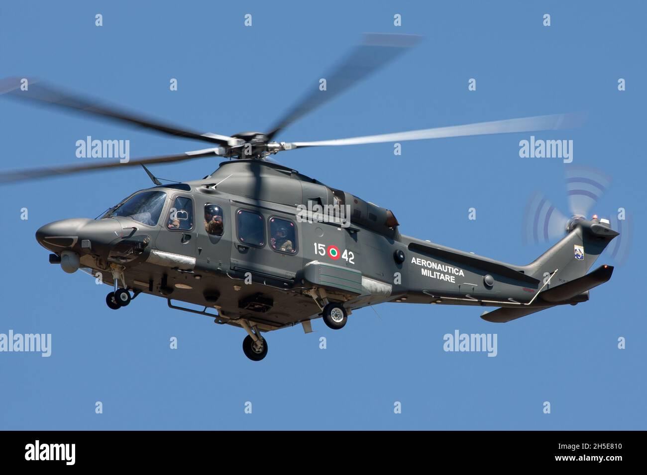 ZELTWEG, ÖSTERREICH - 11. Aug 2013: AgustaWestland AW169 von Aeronautica Militare kommt zur Landung Stockfoto