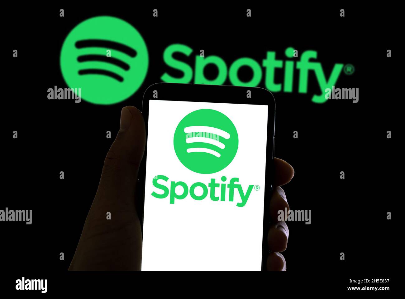 In dieser Abbildung ist das Logo des Musik-Streaming-Service Spotify auf dem Bildschirm des Mobiltelefons und eines Laptops in Barcelona, Spanien o zu sehen Stockfoto