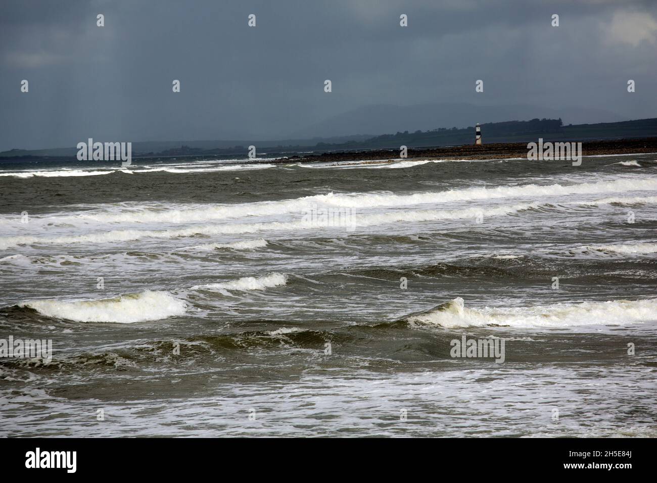 Starke Wellen am Strandhill in der Nähe von Sligo, einem der besten Surforte Irlands Stockfoto