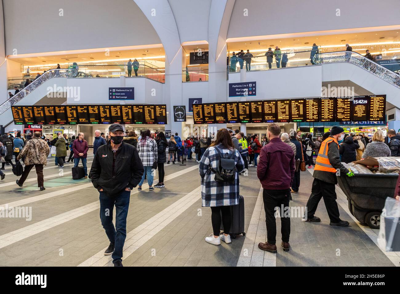 An- und Abfahrtstafeln an der Grand Central/New Street Station, Birmingham, West Midlands, Großbritannien. Stockfoto