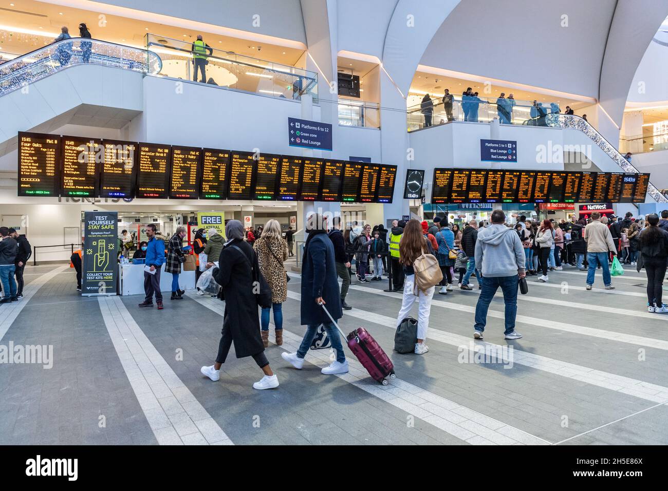 An- und Abfahrtstafeln an der Grand Central/New Street Station, Birmingham, West Midlands, Großbritannien. Stockfoto