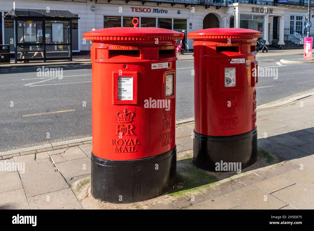 Royal Mail Briefkästen in Leamington Spa, Warwickshire, Großbritannien. Stockfoto
