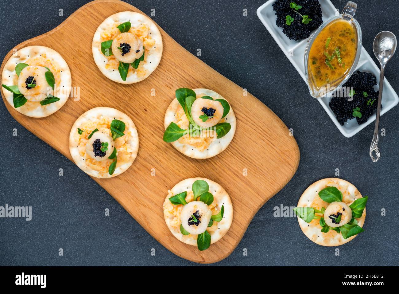 Kanapees mit Jakobsmuscheln, Kaviar und Limetten- und Buttersauce ...