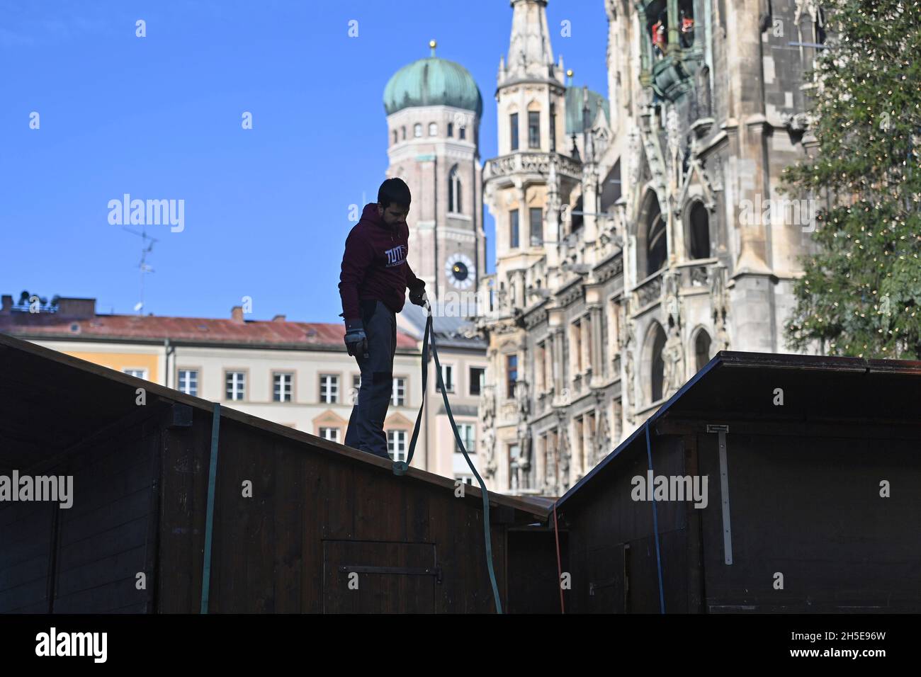 Am 9. November 2021 haben die Arbeiter die Stände aufgestellt, den Weihnachtsmarkt auf dem Marienplatz in München eingerichtet. Stockfoto