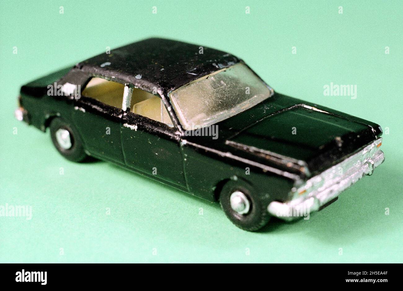 Schwarzes Spielzeugauto Stockfoto