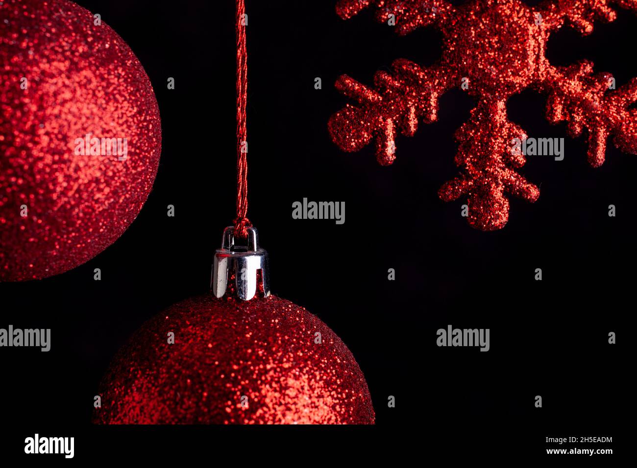 Rote Weihnachtskugeln auf schwarzem Hintergrund Stockfoto