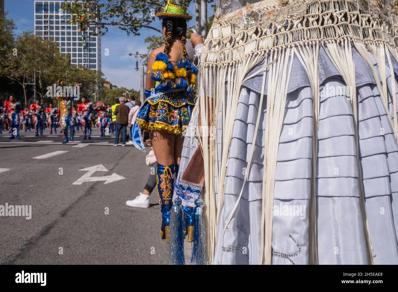 Barcelona (Spanien), 12. Oktober 2021: Beim jährlichen Hispanic Day-Event wird das Detail einer traditionellen bolivianischen Tracht im Fokus stehen Stockfoto