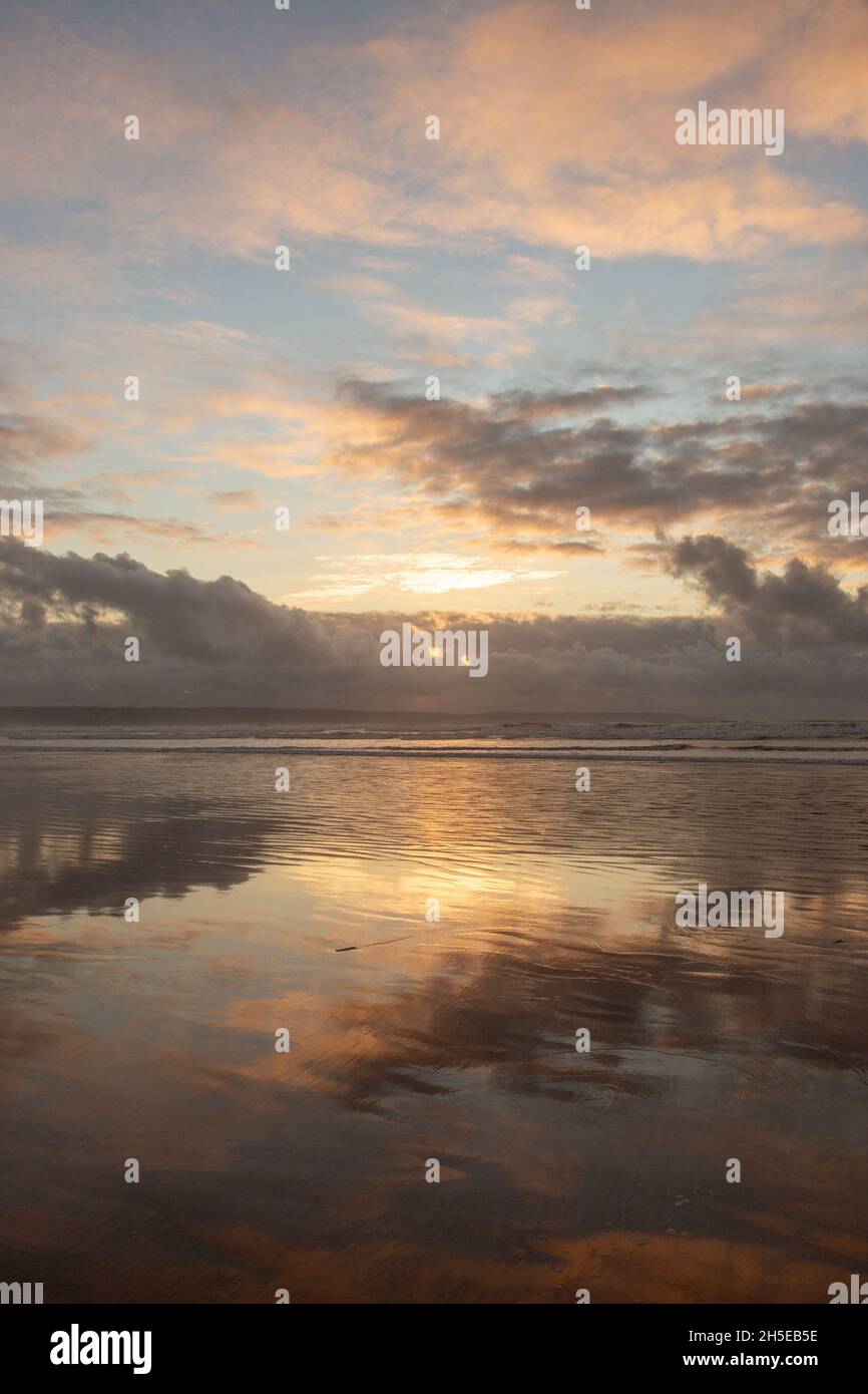 Westward Ho! Strand bei Sonnenuntergang, Devon, England, Vereinigtes Königreich. Stockfoto