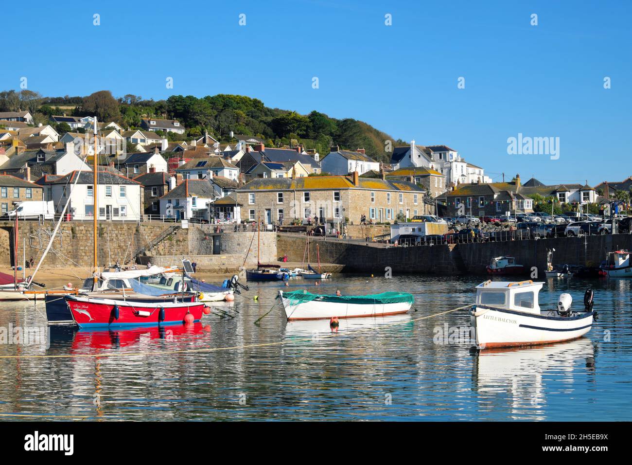 Boote im malerischen Fischerdorf Mousehole in Cornwall England Stockfoto