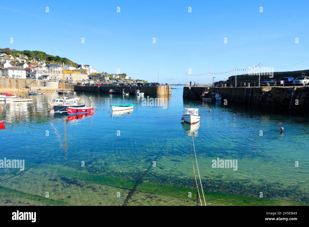 Boote im malerischen Fischerdorf Mousehole in Cornwall England Stockfoto