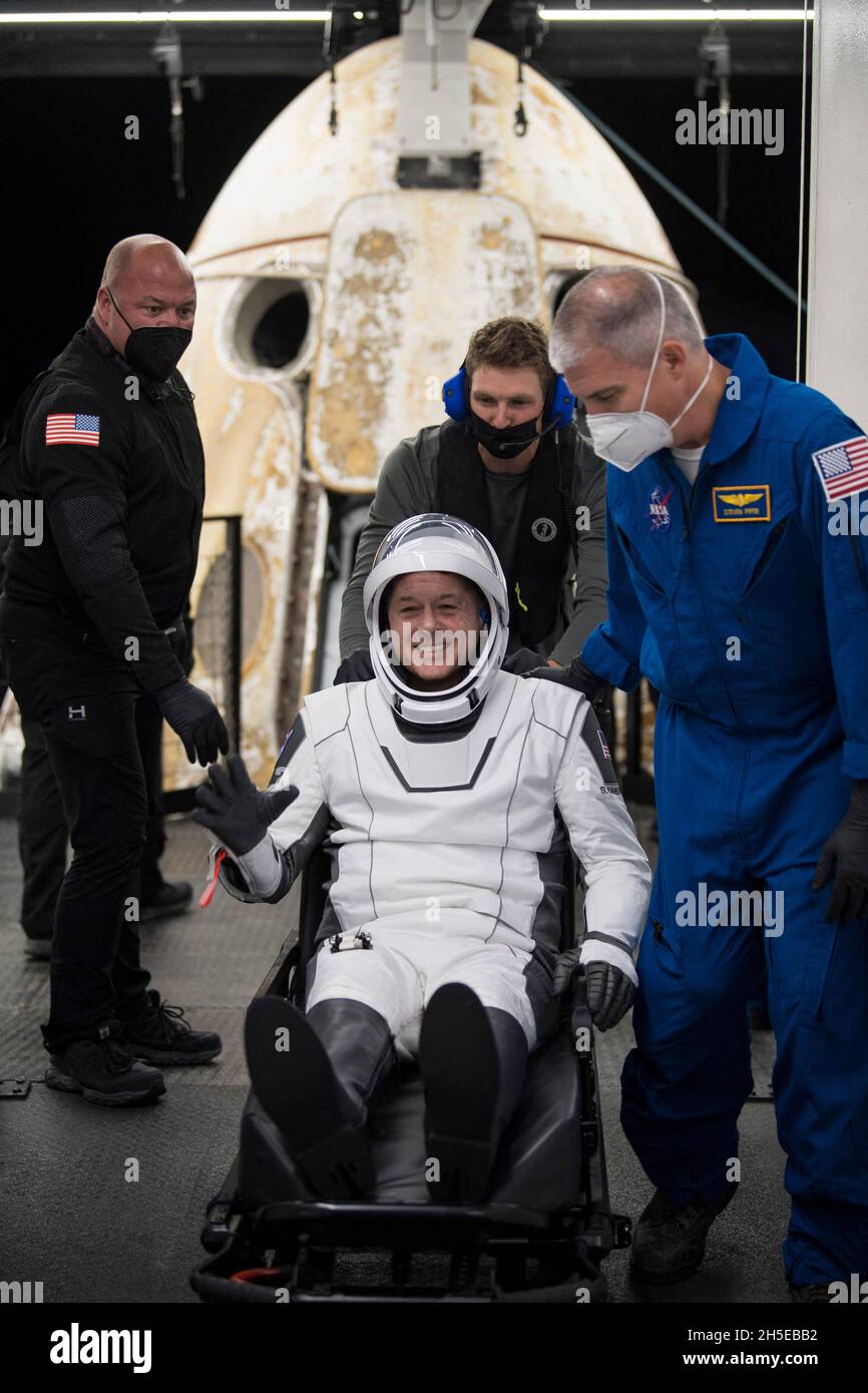 Die NASA-Astronautin Shane Kimbrough wird gesehen, nachdem sie aus der Raumsonde SpaceX Crew Dragon Endeavour an Bord des Raumschiffs SPACEX GO Navigator geholfen wurde, nachdem er und die NASA-Astronautin Megan McArthur, Astronaut Aki Hoshide der Japan Aerospace Exploration Agency (JAXA), Und der ESA-Astronaut Thomas Pesquet landete am Montag, den 8. November 2021, im Golf von Mexiko vor der Küste von Pensacola, Florida. Die SpaceX Crew-2-Mission der NASA ist die zweite operative Mission der Raumsonde SpaceX Crew Dragon und der Falcon 9-Rakete zur Internationalen Raumstation im Rahmen des Commercial C der Agentur Stockfoto