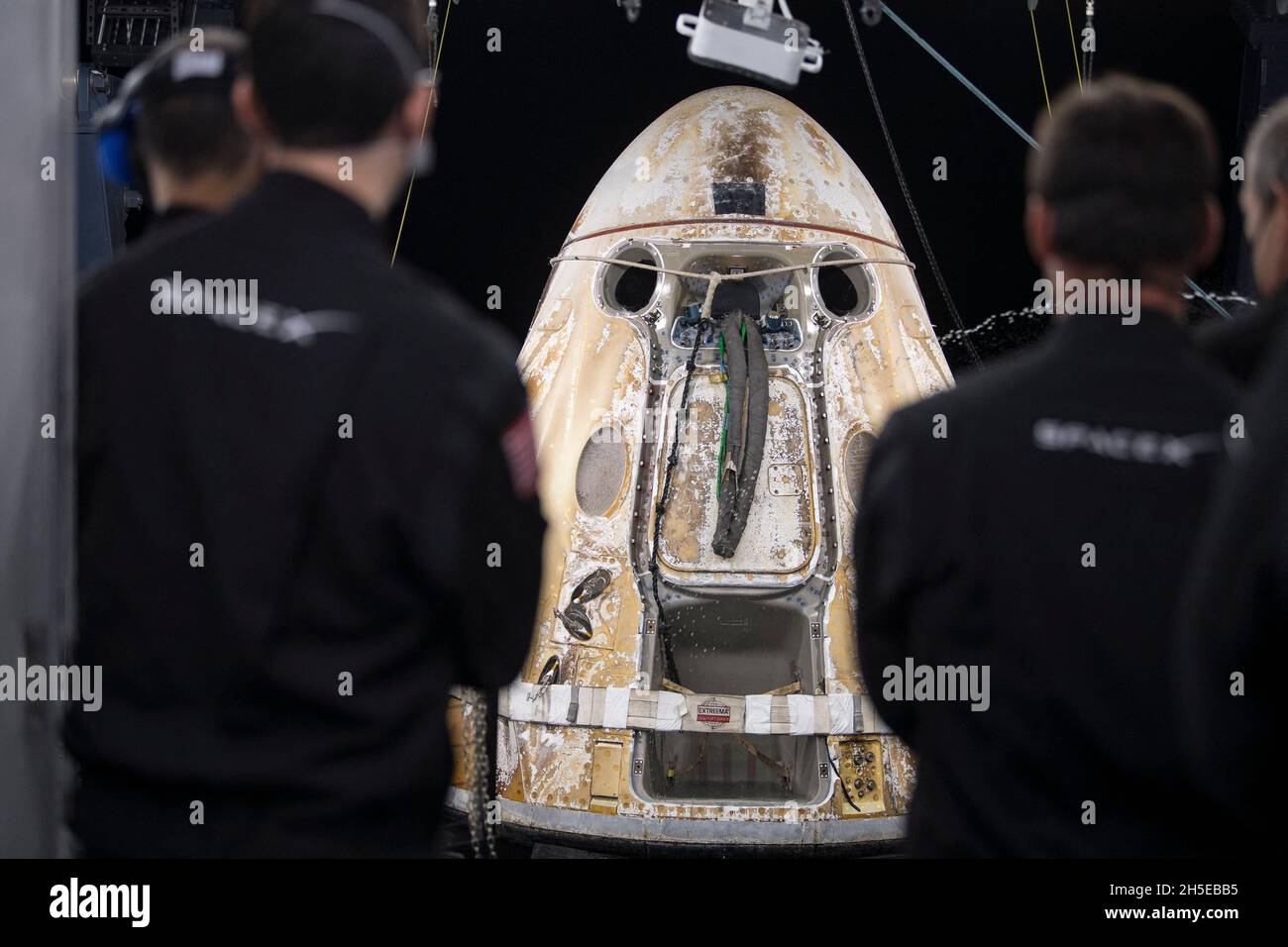 Die Raumsonde SpaceX Crew Dragon Endeavour wird gesehen, als sie kurz nach ihrer Landung im Golf von Mexiko vor der Küste von Pensacola, Florida, mit den NASA-Astronauten Shane Kimbrough und Megan McArthur, Astronaut Aki Hoshide, der Japan Aerospace Exploration Agency (JAXA), auf das Raumschiff SpaceX GO Navigator gehoben wird. Und ESA-Astronaut Thomas Pesquet an Bord, Montag, 8. November 2021. Die NASA-Mission SpaceX Crew-2 ist die zweite operative Mission der Raumsonde SpaceX Crew Dragon und der Falcon 9-Rakete zur Internationalen Raumstation als Teil der Commercial Crew der Agentur Stockfoto